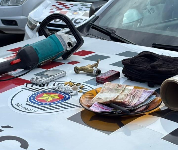 Porções de crack foram encontradas em residência.