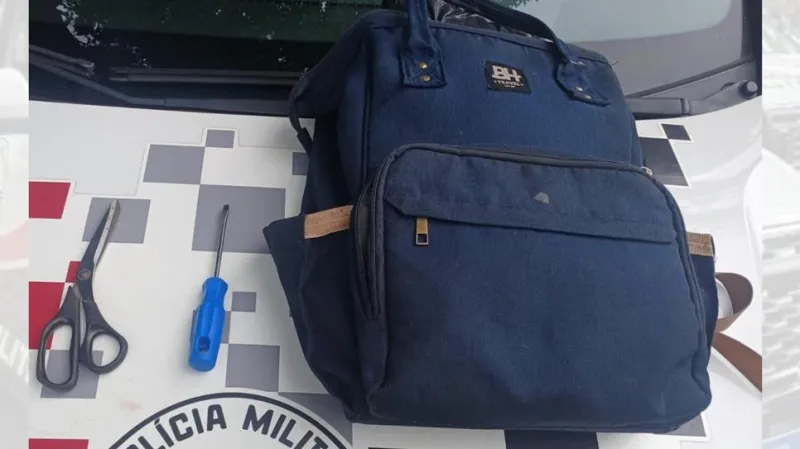 Suspeito carregava uma tesoura e uma chave de fenda dentro de uma mochila.