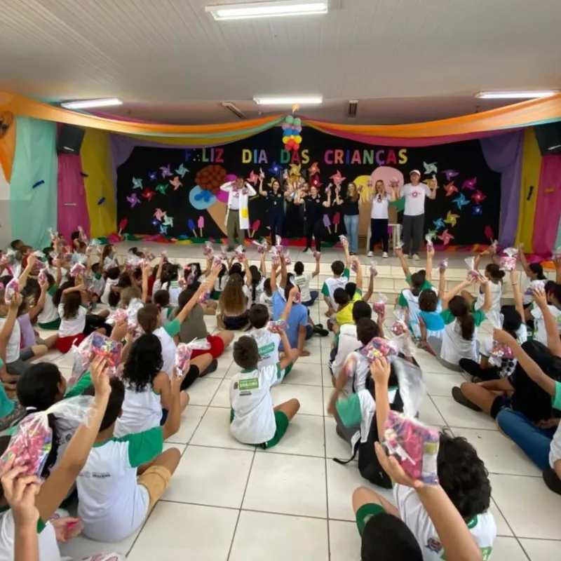 Ação social teve o envolvimento do Grupo Mensageiros da Alegria e da Polícia Civil.