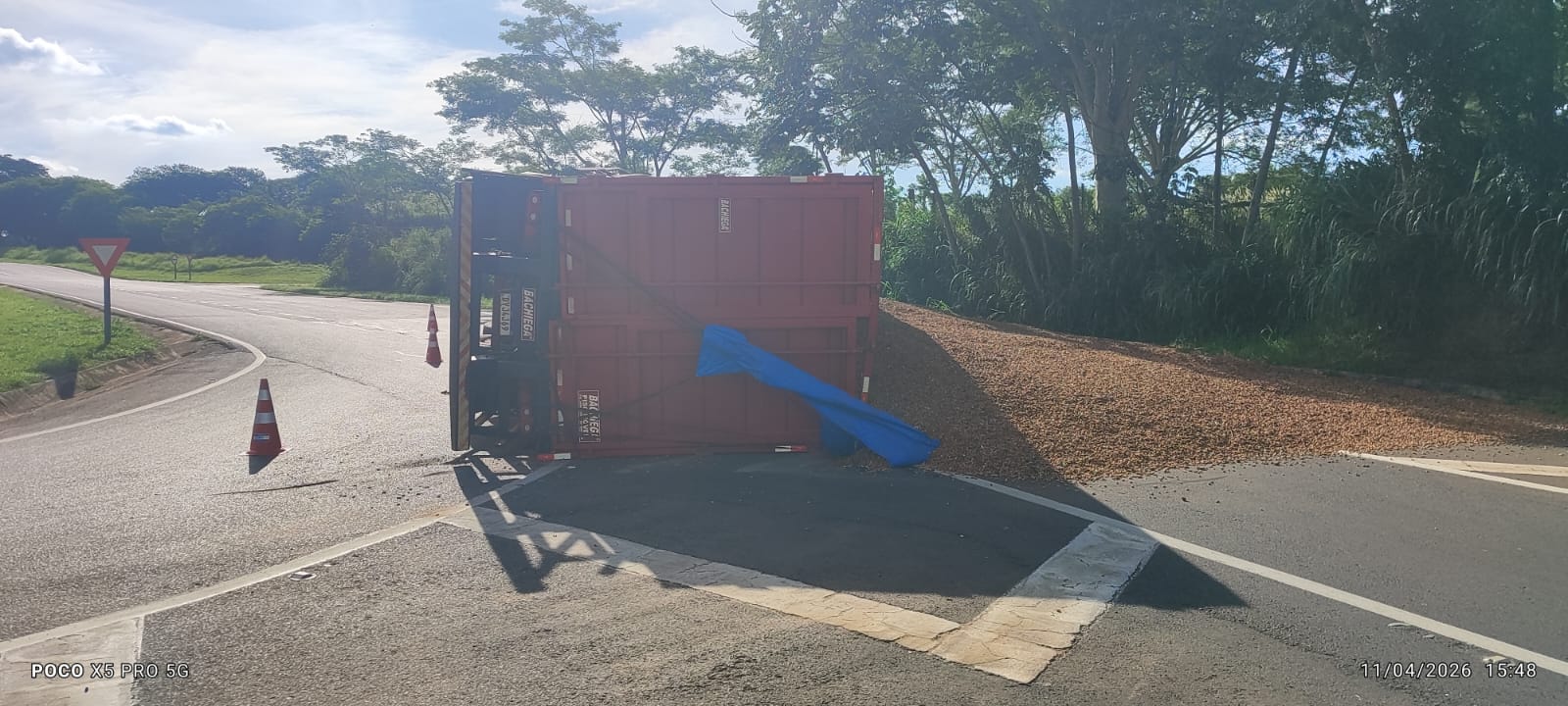 Carreta carregada de amendoim tomba na Rodovia Comandante João Ribeiro de Barros