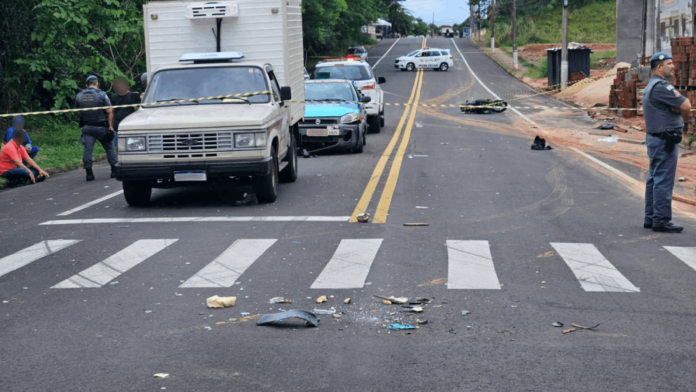 Motociclista fica gravemente ferido em acidente com quatro veículos