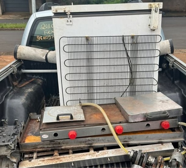 Três homens foram presos suspeitos de furtar equipamentos de trailer de lanches