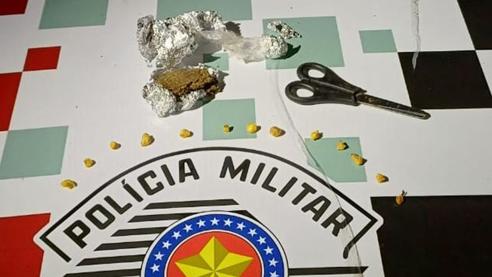 Ao todo, foram apreendidas 13 pedras de crack e 2 porções de maconha.